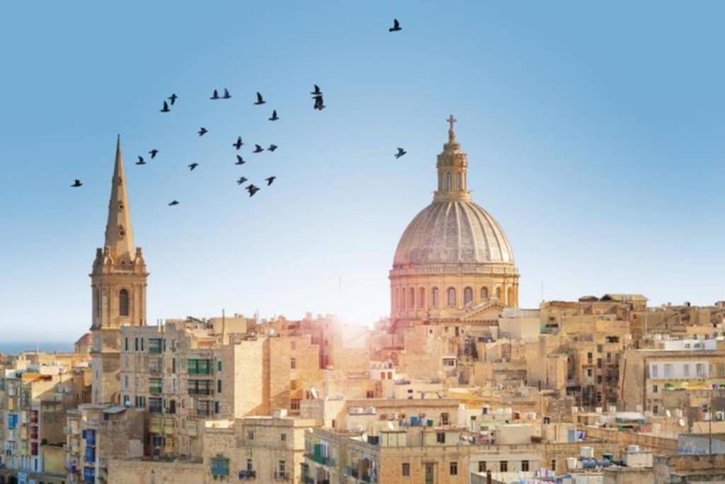 Centre Point, Malta'S Most Central Pietà Exterior foto