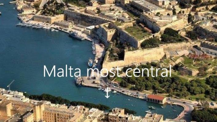 Centre Point, Malta'S Most Central Pietà Exterior foto