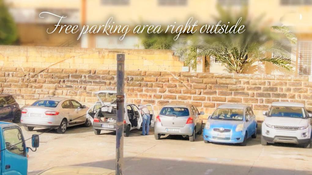 Centre Point, Malta'S Most Central Pietà Exterior foto